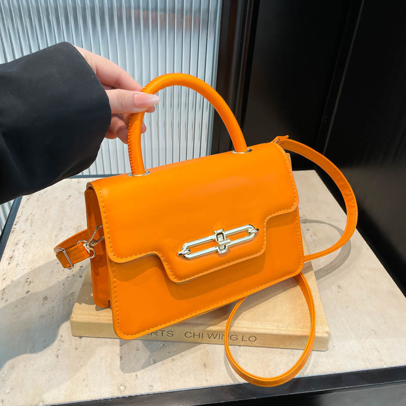 Single-shoulder bag, crossbody bag, elegant and retro, new Spring 2025 fashion solid color simple ladies' hand-held small square bag full figure