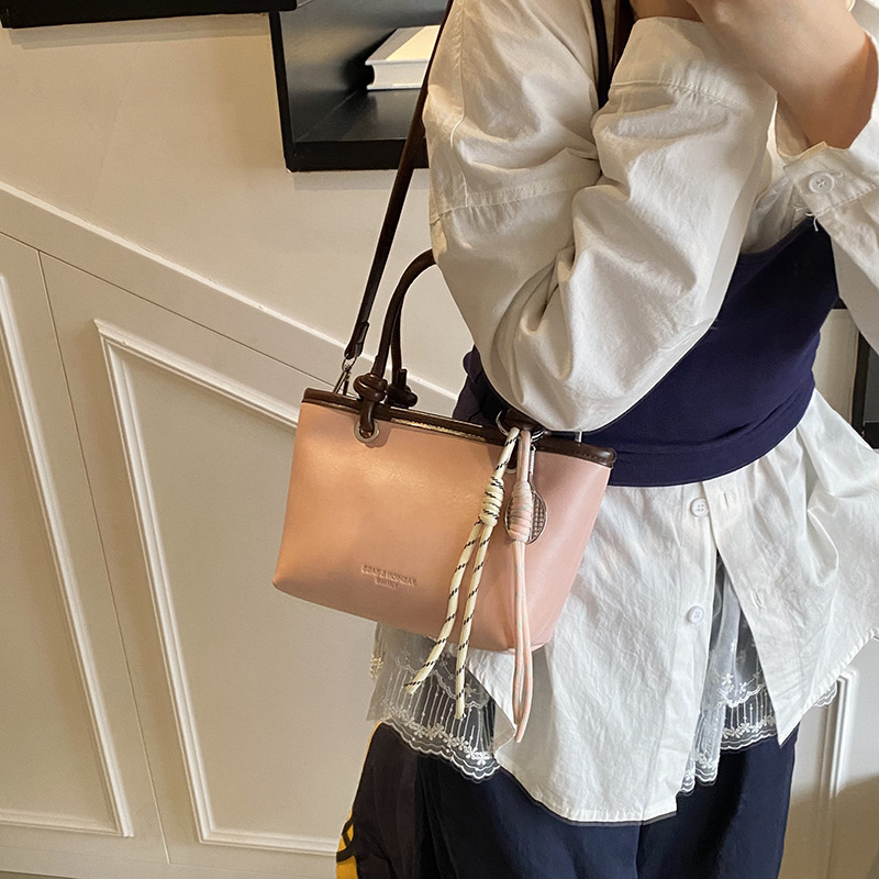 A high-end and stylish handbag for women in 2025, a versatile crossbody bag for spring and summer, and a fashionable single-shoulder bucket bag details Picture