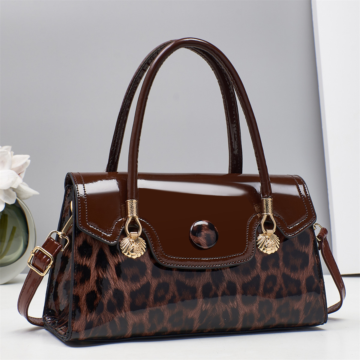 Cross-border foreign trade new design women 's bag fashionable leopard print women' s bag commuting hand pillow bag handbags bag details Picture