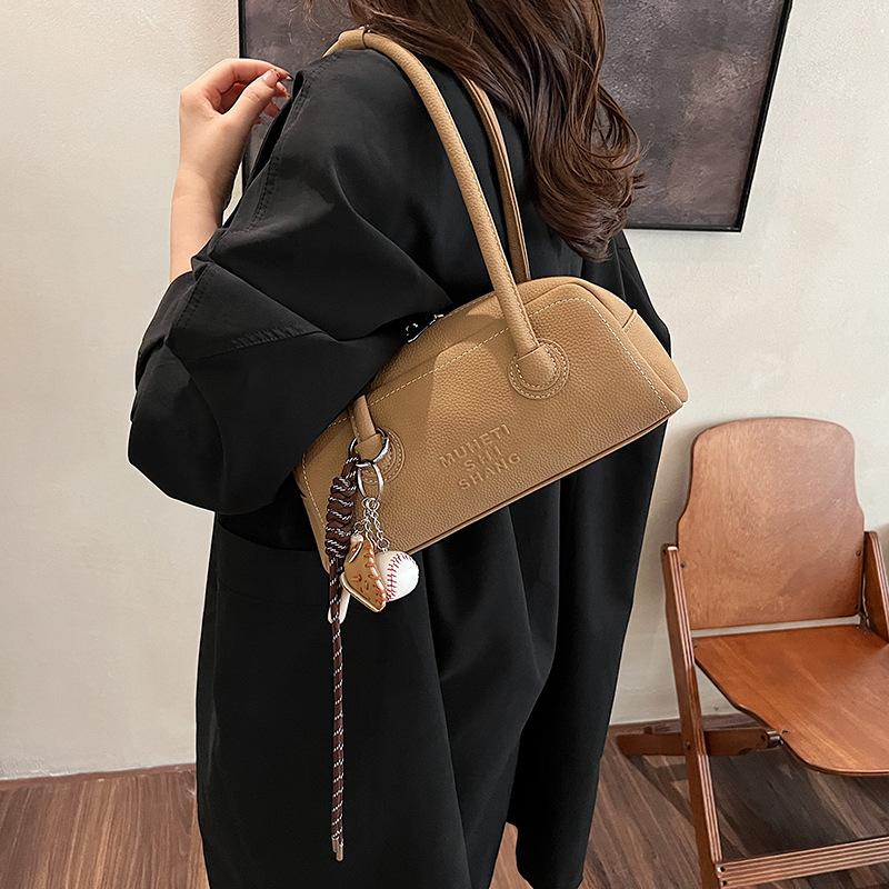 Korean version niche design matte hand-held bowling bag for women, 2024 new retro underarm bag, commuter single-shoulder bag Application Scenario