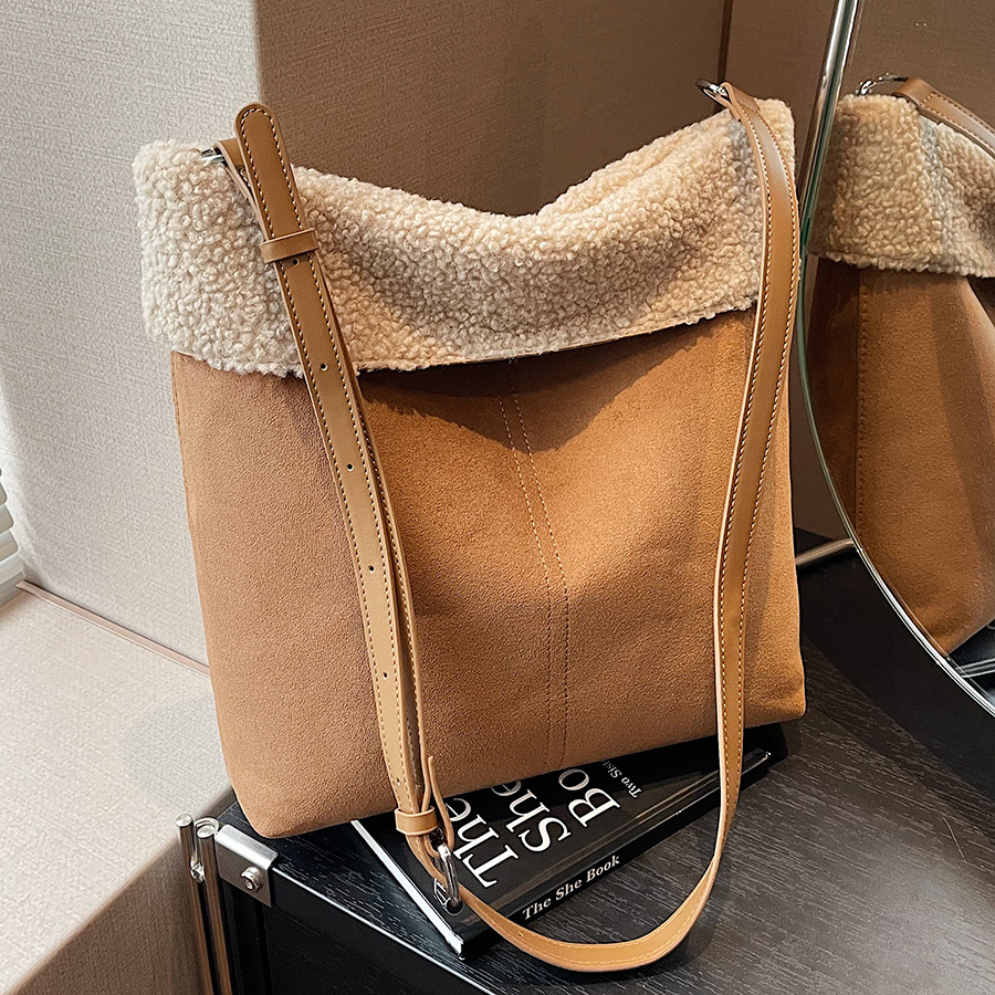 This is a new 2024 trendy and versatile mobile phone single-shoulder small square bag with a plush sheepskin and a crossbody bucket full figure