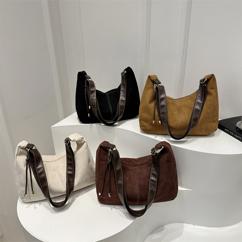 This year's popular casual small bag for women, the new 2024 autumn collection of large-capacity single-shoulder bag and versatile bucket crossbody bag Application Scenario