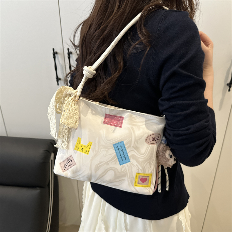 A new Korean-style fashionable single-shoulder crossbody bag with a large capacity for women in 2025, featuring a high-end and multi-functional commuter tote bag Application Scenario