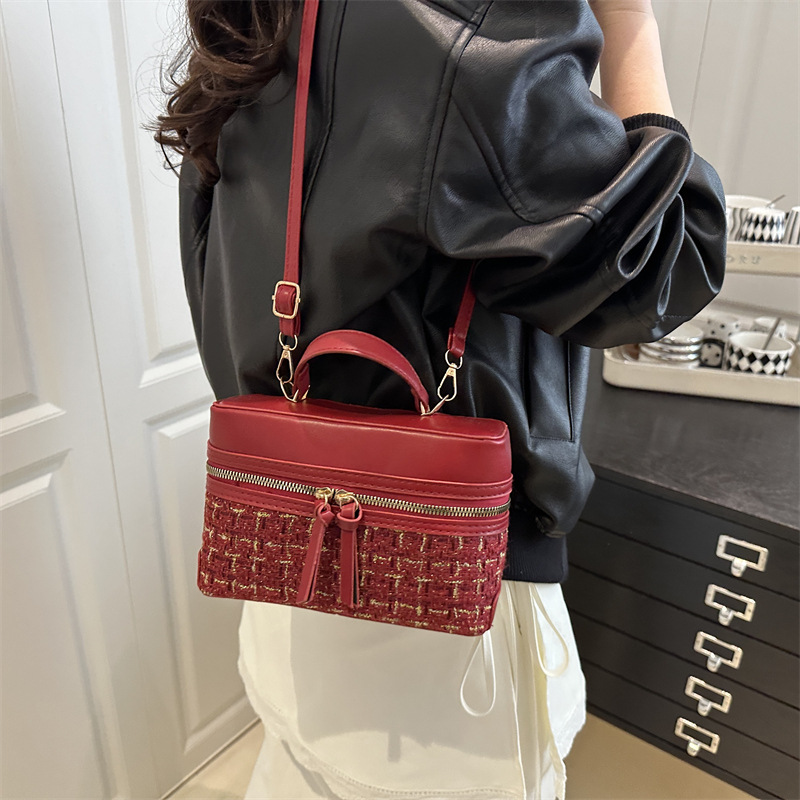High-end texture, niche design, hand-held box bag, a new spring 2025 fashionable and casual single-shoulder crossbody bag for women details Picture