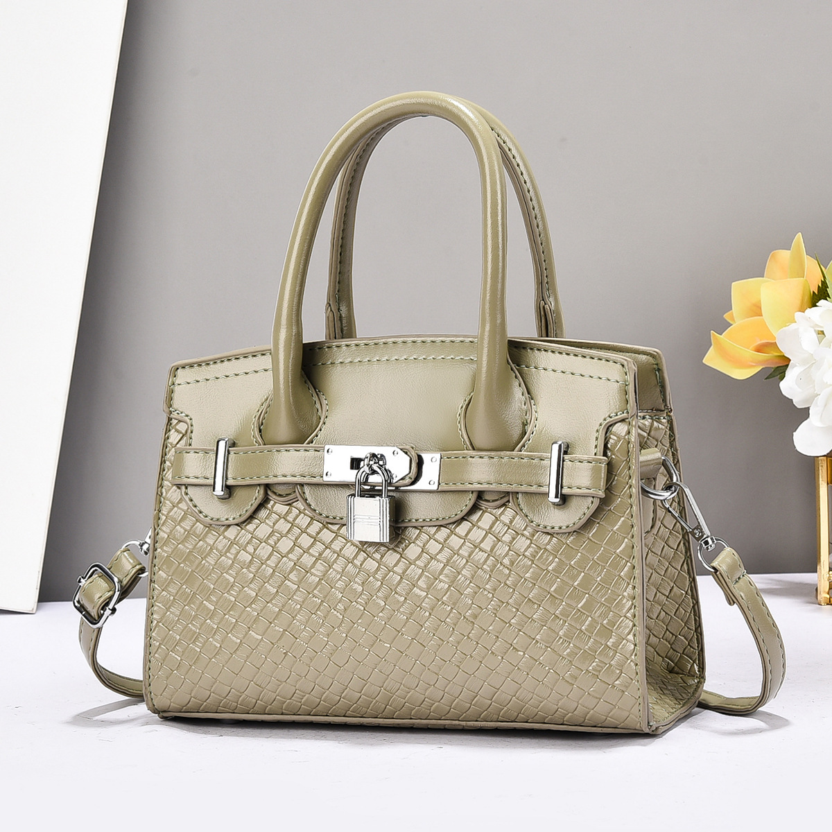 The factory's new lockable women's bag is fashionable and trendy, with a high-end feel. It's a single-shoulder crossbody bag and a large-capacity handbag details Picture