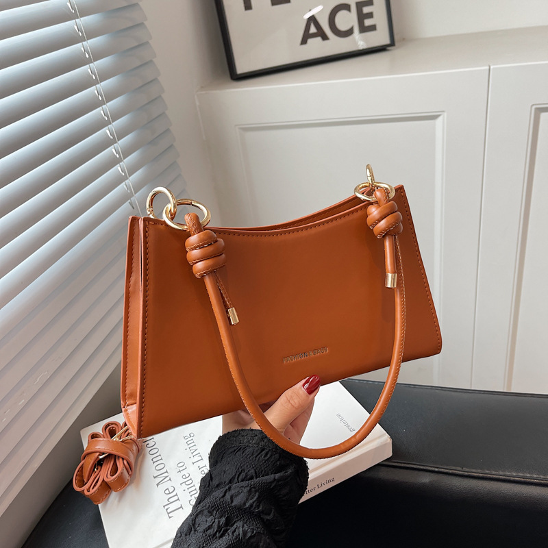 Personalized French candy-colored underarm women's bag 2025 new style, fashionable and simple single-shoulder bag, stylish hand-carried baguette bag Application Scenario