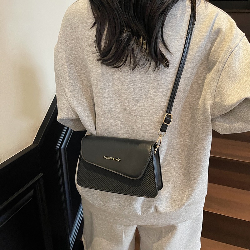 This high-end, stylish and elegant small square bag is a versatile and fashionable commuter women's bag. It is a new 2025 commuter single-shoulder underarm crossbody bag details Picture