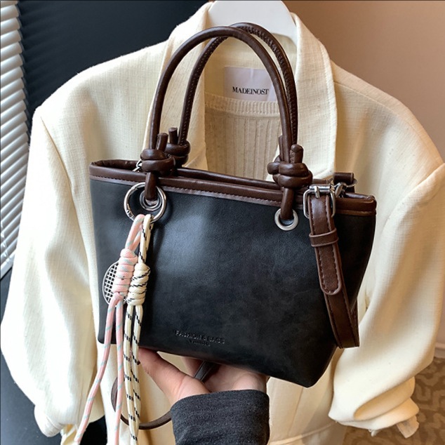 A high-end and stylish handbag for women in 2025, a versatile crossbody bag for spring and summer, and a fashionable single-shoulder bucket bag full figure