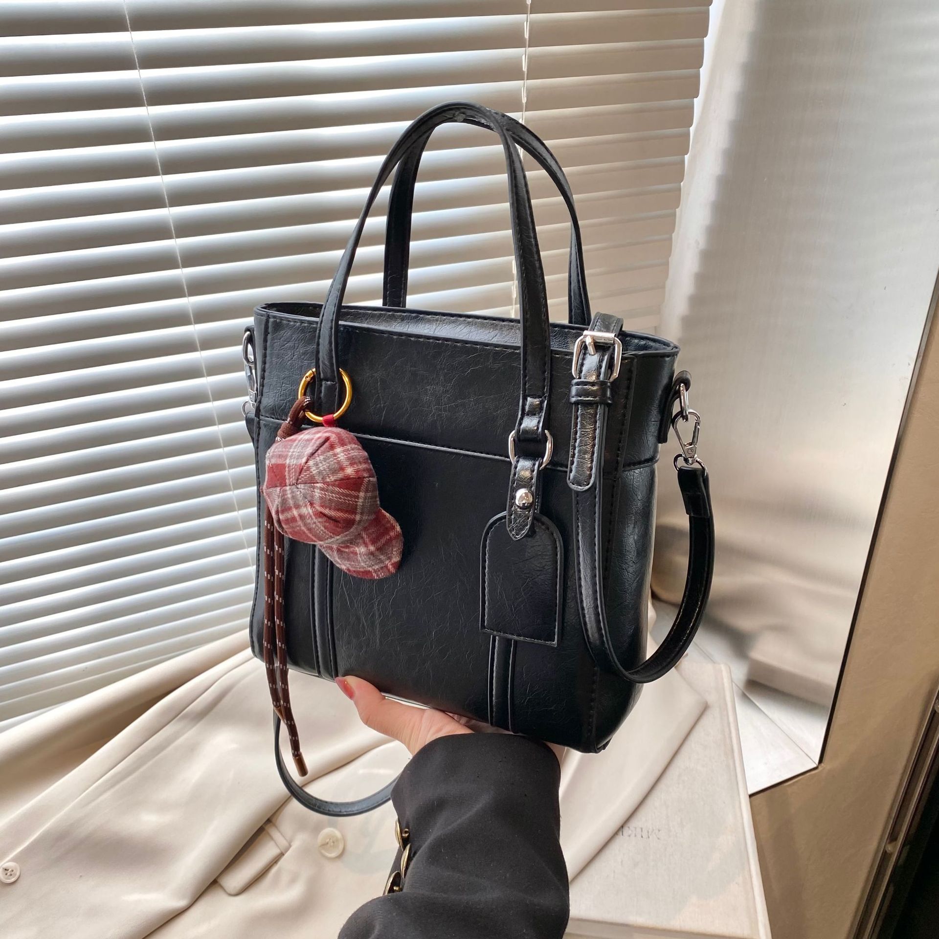 Korean style fashionable and light luxury hand-held bucket bag for women, 2024 new commuter single-shoulder crossbody bag, versatile small handbag for work full figure