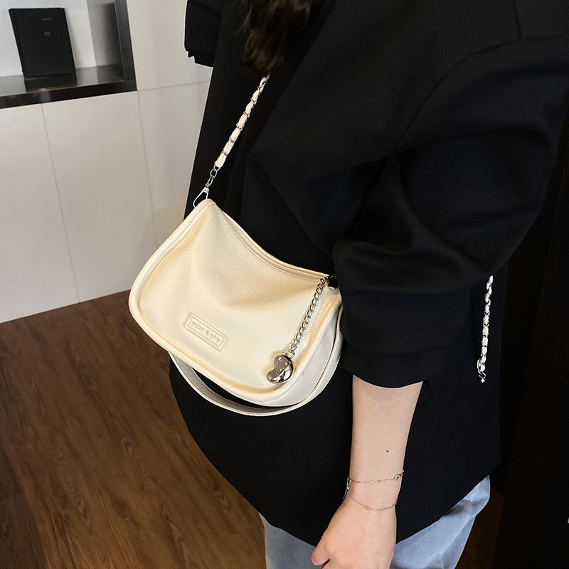 The 2025 new lychee pattern chain versatile underarm bag is a fashionable and niche design for women. It features a soft leather feel and is a single-shoulder crossbody bag Application Scenario