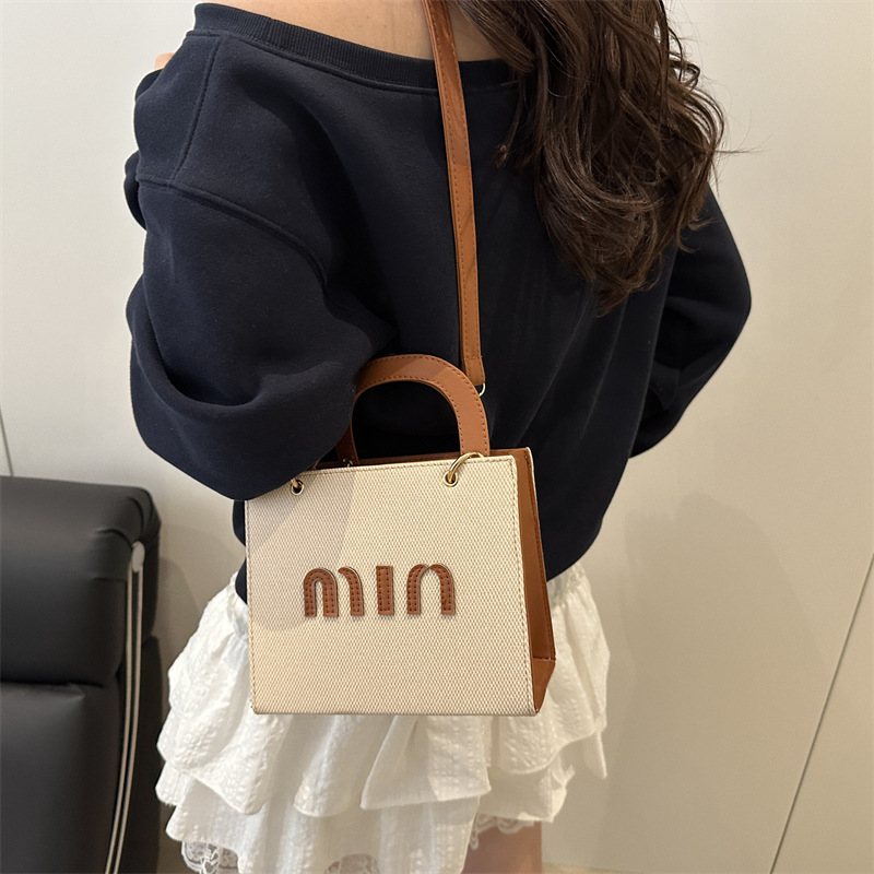 A stylish and casual small square bag of 2025, a high-end casual letter single-shoulder bag, a trendy and versatile crossbody bag details Picture