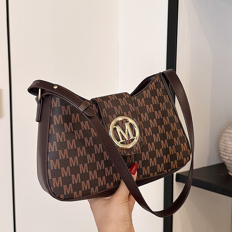 A trendy single-shoulder bag for cross-border autumn and winter commuting in 2024, with a retro underarm strap decoration full figure