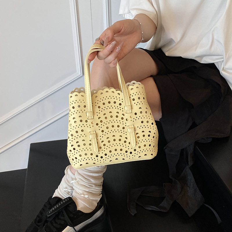 2025 New hollowed-out handbag, niche vegetable basket bucket bag, fashionable and versatile single-shoulder bag, large-capacity crossbody bag details Picture