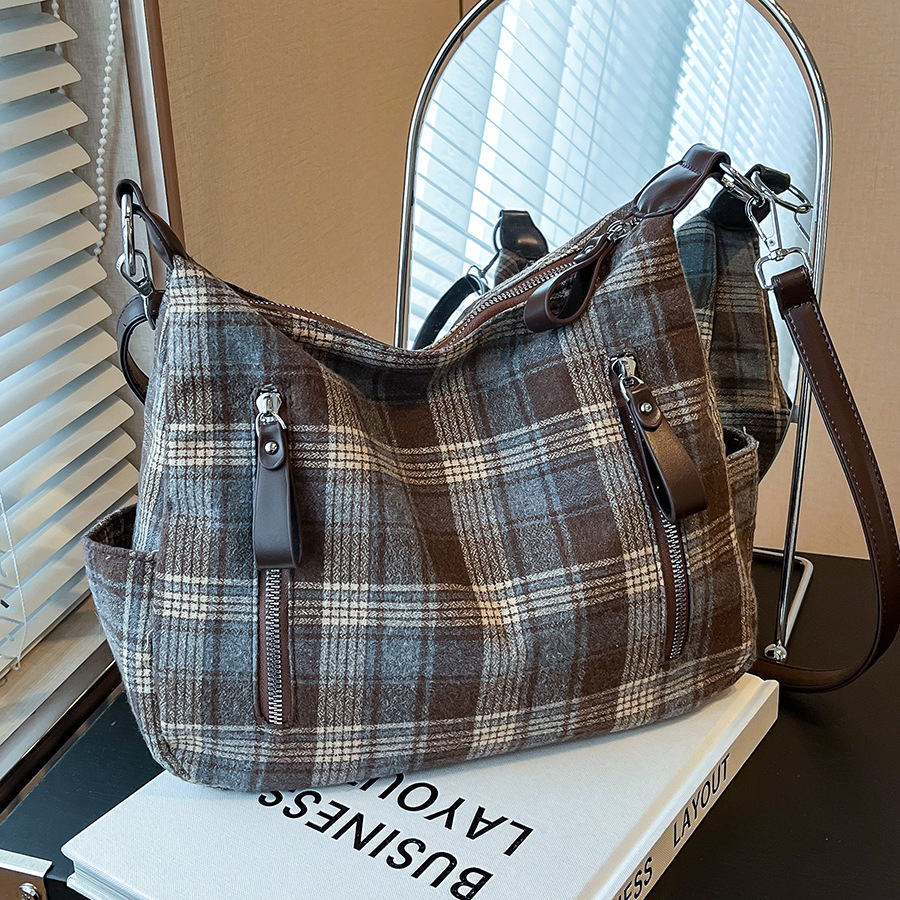 A retro and artistic checkered large-capacity bag for women, a new 2024 underarm bag with a niche design, a crossbody bag for work and commuting full figure