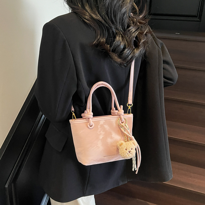 High-end retro underarm small bag for women, 2025 new trendy spring and summer versatile crossbody bag, color-blocking hand-held bucket bag details Picture