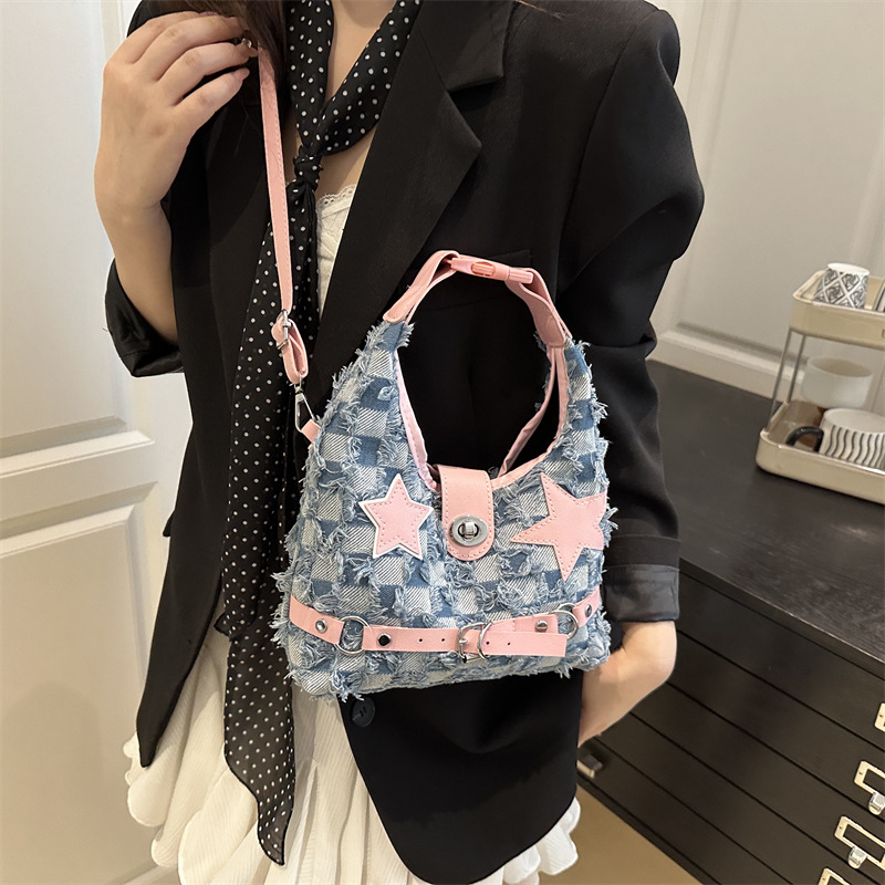 Spicy girl style denim single-shoulder bag, pink five-pointed star tassel handbag, large-capacity fashionable commuting crossbody bag details Picture