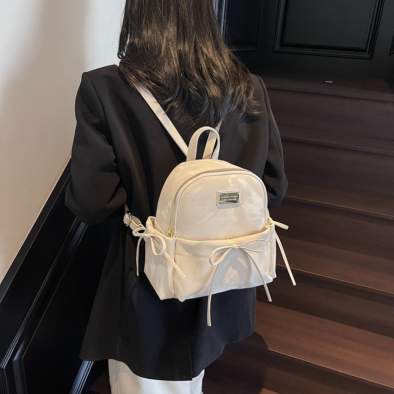 A niche design retro backpack for women in 2025, a new fashion school British-style schoolbag, trendy and versatile casual backpack Application Scenario