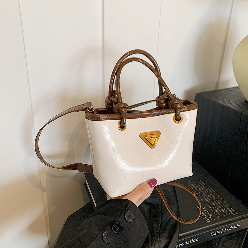 High-end oil wax leather hand-held bucket bag, 2024 new style, fashionable, casual and versatile single-shoulder bag for women's commuting to work Application Scenario