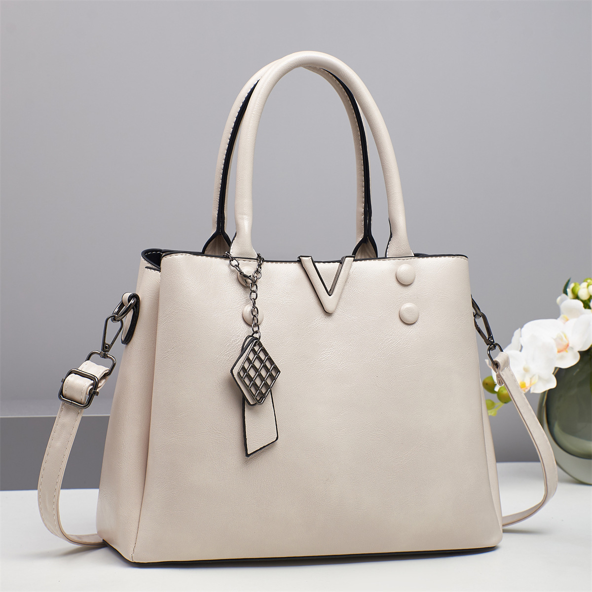 A new 2024 trendy and retro women's bag, a versatile hand-held large bag with a high-quality feel for women, a single-shoulder bag and a crossbody bag details Picture