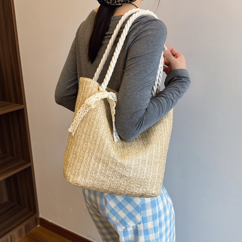A new 2025 trendy, fashionable and fresh single-shoulder bag made of straw weaving. It is a simple underarm tote bag Specification drawing