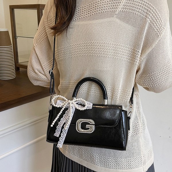 This year, trendy and stylish hand-held small square bags, Korean niche lace oro-style crossbody bags, and elegant single-shoulder bags are all in vogue details Picture