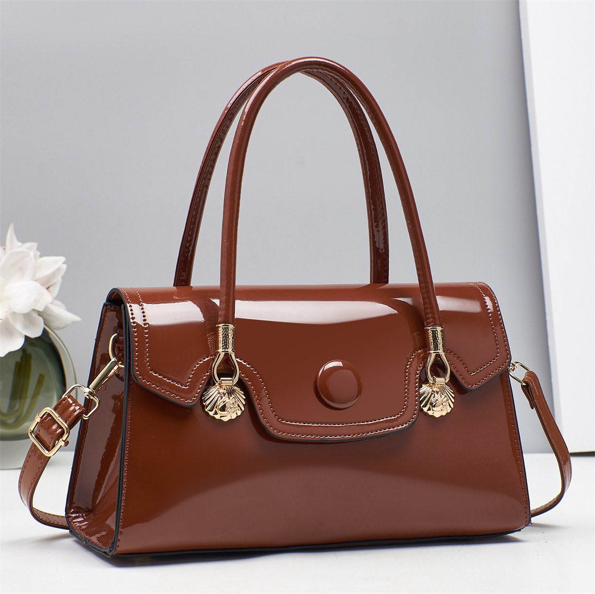 The 2025 new style of mirror-finished patent leather women's handbag from Europe and America, a high-end and light luxury cross-border women's bag full figure