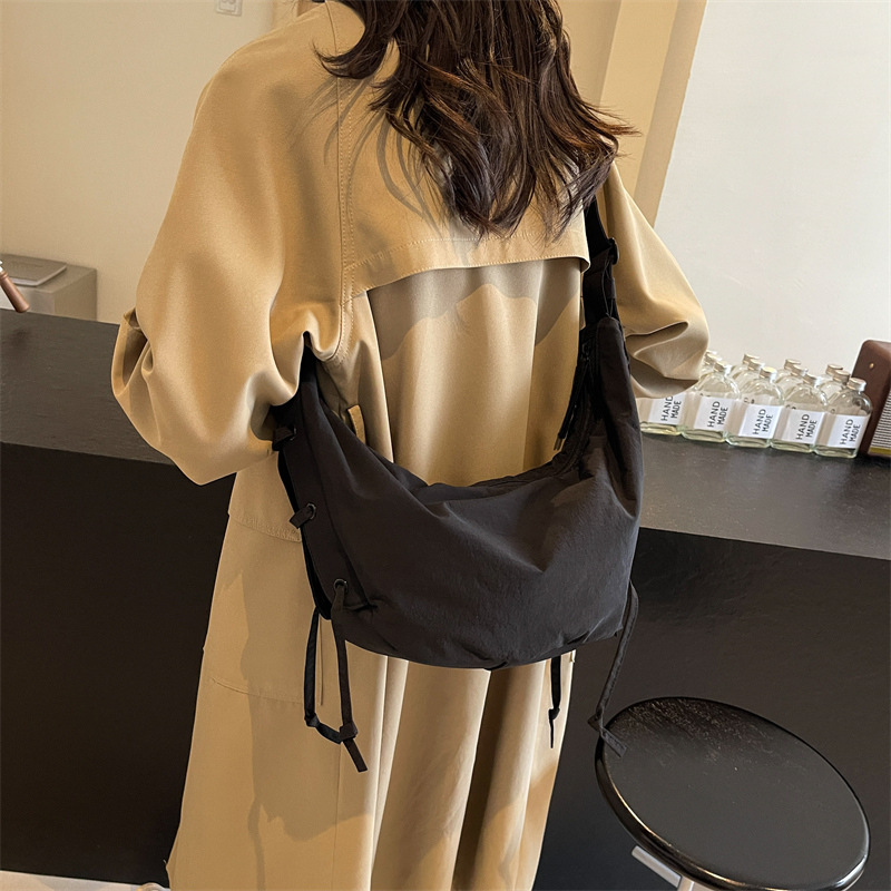 Casual and versatile ins fashion small bag for women, 2025 new trendy crossbody bag made of nylon fabric, single-shoulder dumpling bag Application Scenario