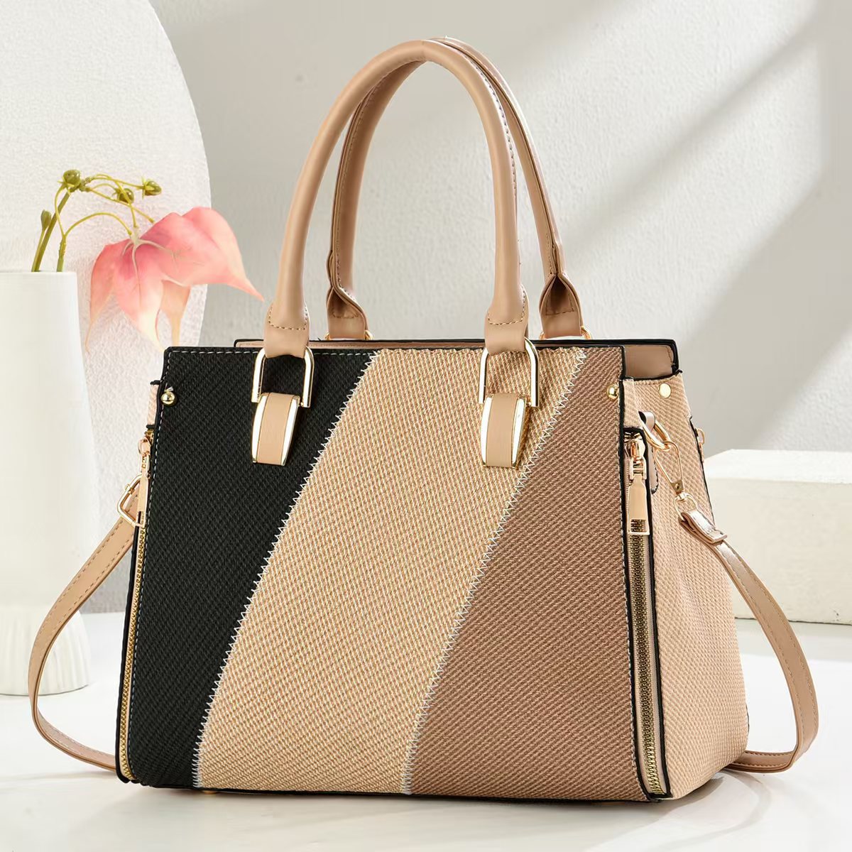 The new color-blocking and splicing hand-held women's bag, the trendy and high-quality crossbody bag for foreign trade, the large-capacity single-shoulder bag for mothers, and the stylish style Specification drawing