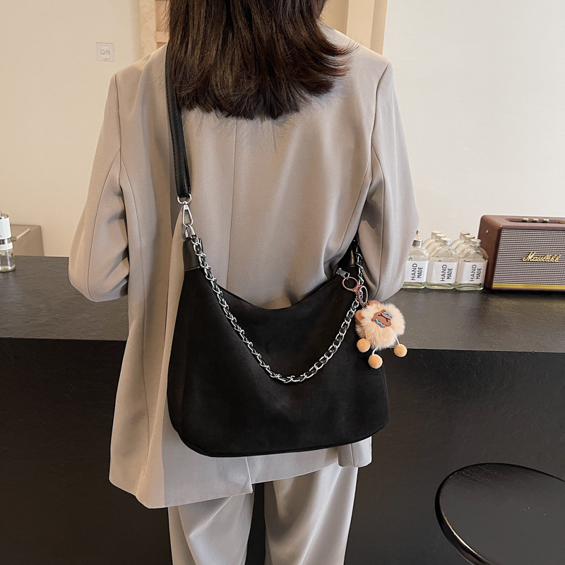 A casual and relaxed large-capacity trendy underarm bag for women, a new 2024 retro, fashionable and versatile single-shoulder crossbody bag Application Scenario