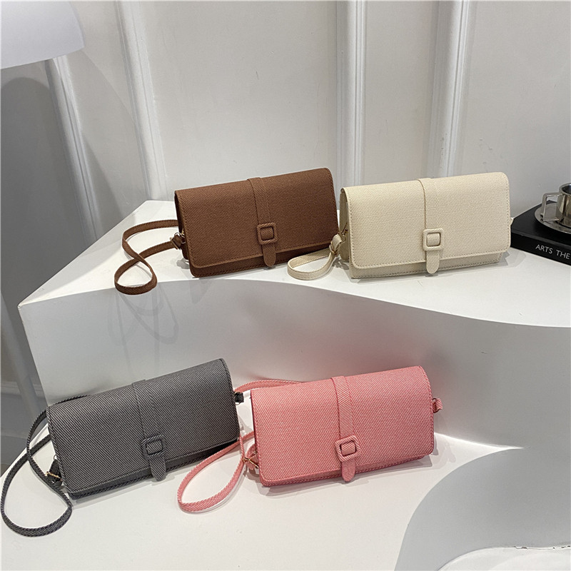 The 2025 summer new small square bag is a simple and versatile commuting bag with a Korean-style texture and a single-shoulder crossbody bag Application Scenario