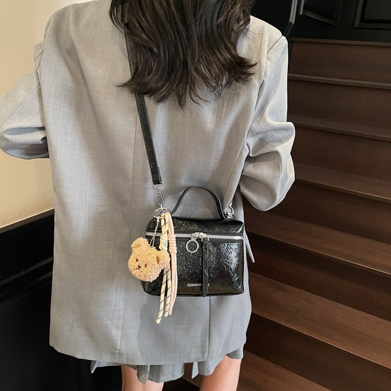 The 2025 new stylish and versatile commuting hand-held small square bag for women, solid color, stylish and high-quality solid color single-shoulder crossbody bag Application Scenario
