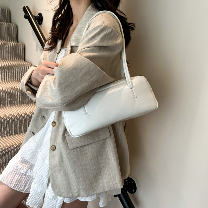 Cross-border Korean version solid color simple hand-held armpit bag for women 2025 new style, high-end, fashionable, casual and versatile single-shoulder bag Application Scenario