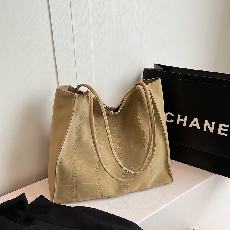 The 2024 new retro and trendy tote bag, a large-capacity single-shoulder bag, exudes a sense of sophistication and is a versatile commuter bag for women details Picture