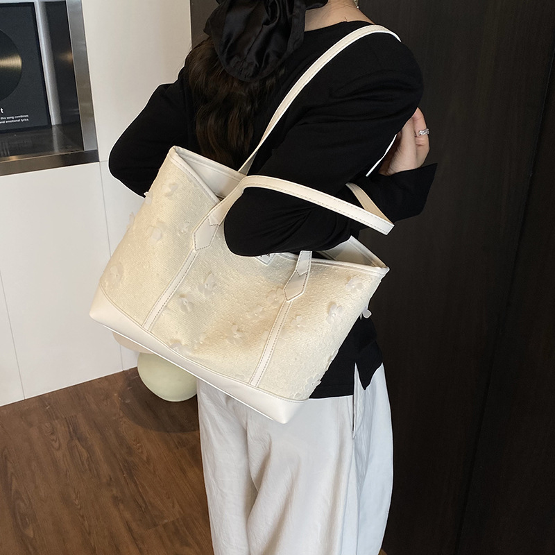 2025 New high-quality women's bag, fashionable tote bag, casual printed large-capacity underarm bag, sweet and versatile single-shoulder bag Application Scenario