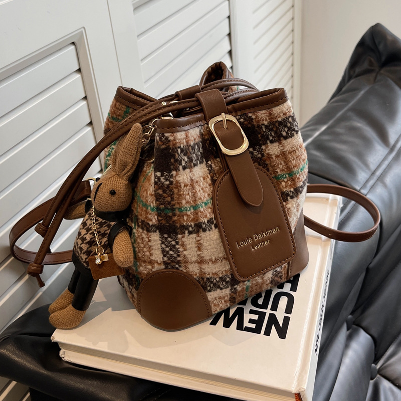 This high-end and versatile crossbody bucket single-shoulder small bag is a trendy checkered bestseller for women's work in the spring of 2025 details Picture