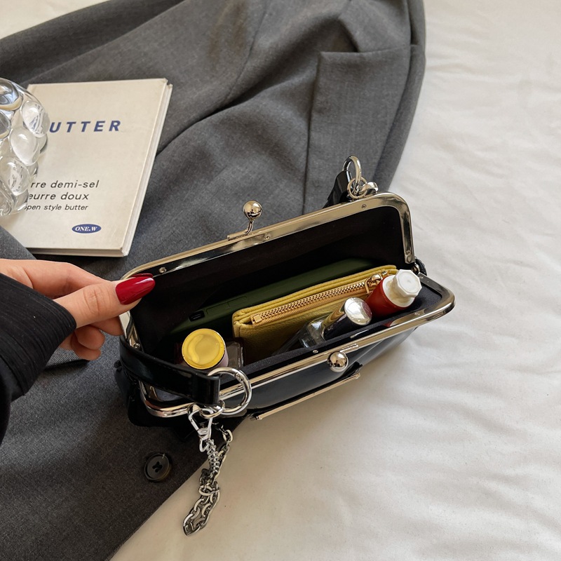 Casual, versatile and elegant ladies' handbag 2025 new style, high-end and fashionable chain single-shoulder crossbody makeup bag Application Scenario