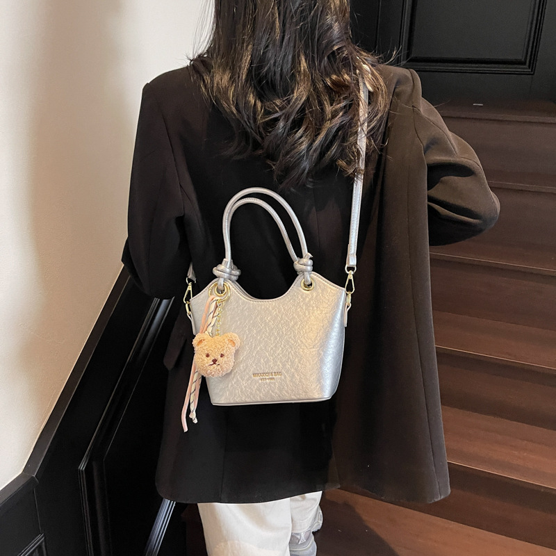 Korean style fashionable and simple hand-held bucket bag for women, new Spring/Summer 2025, trendy commuting, casual and versatile single-shoulder crossbody bag Specification drawing