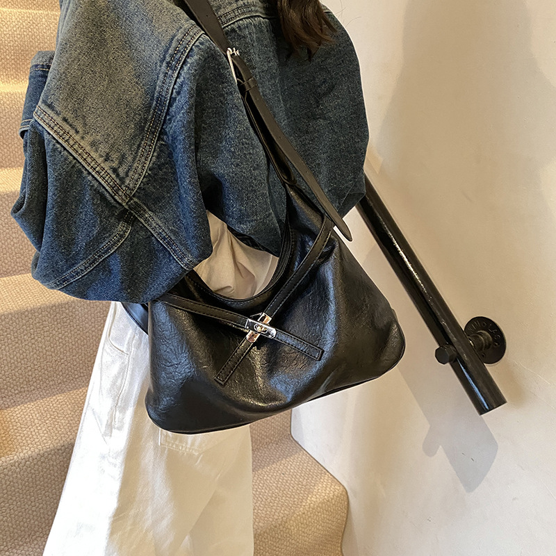 This year's trendy bags for women are the 2024 new retro and niche design single-shoulder underarm bag and casual dumpling bag Application Scenario