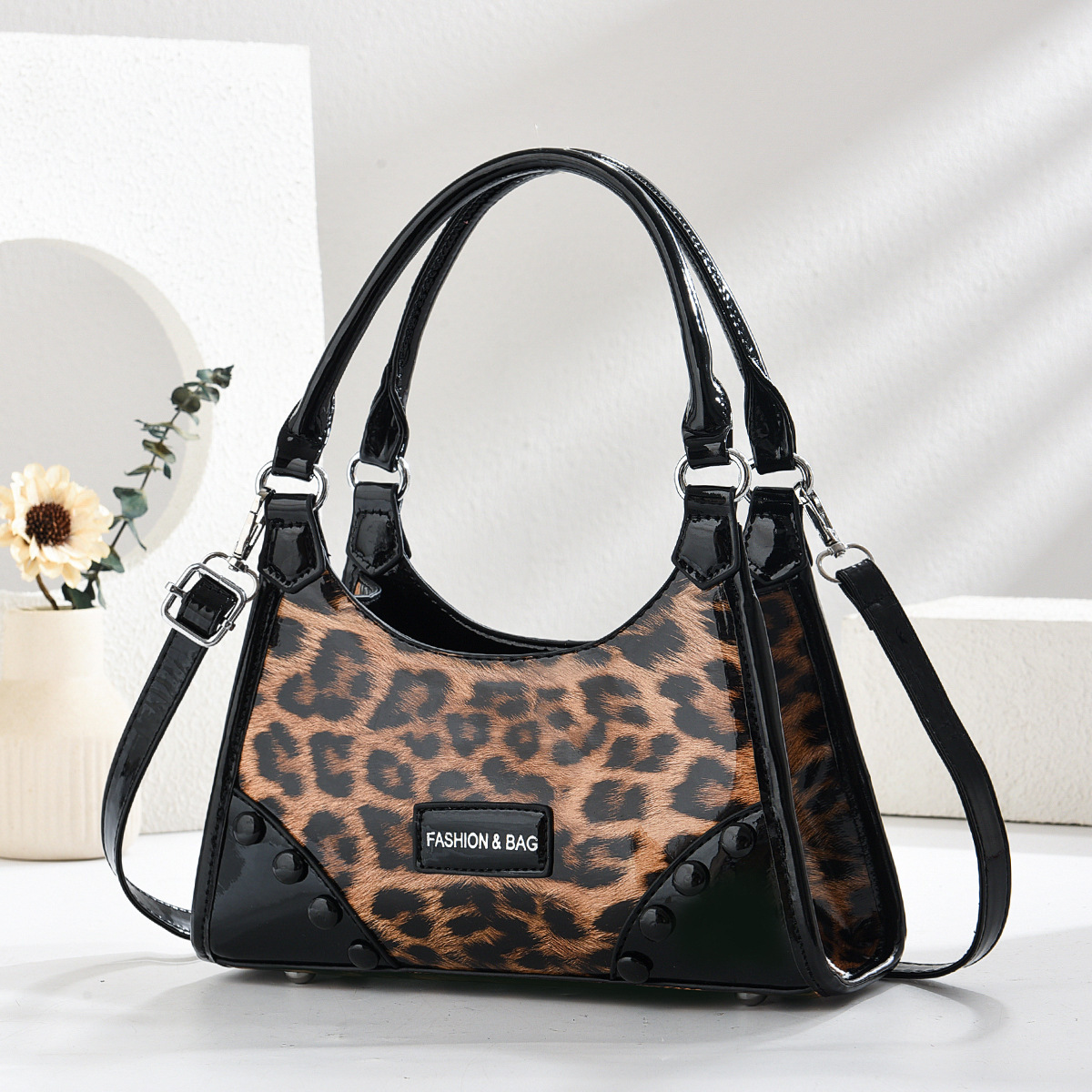 This year, the trend is to introduce new, fresh and fashionable small bags for women. These are leopard print crossbody, underarm bags, and hand-held shoulder bags full figure