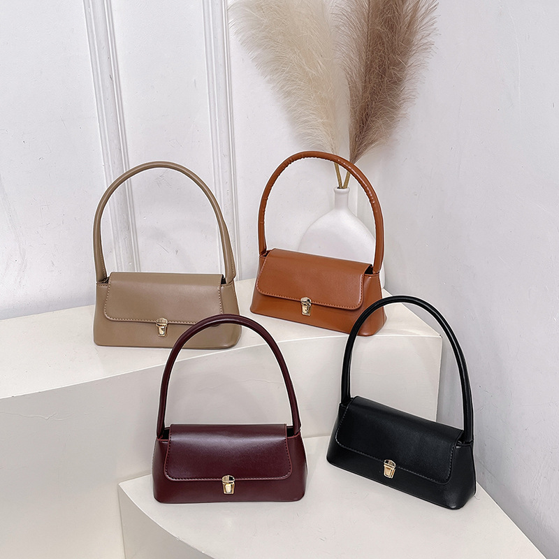 Niche hand-held shoulder bag 2025 Spring Fashion versatile handbag, retro underarm simple small square bag Application Scenario