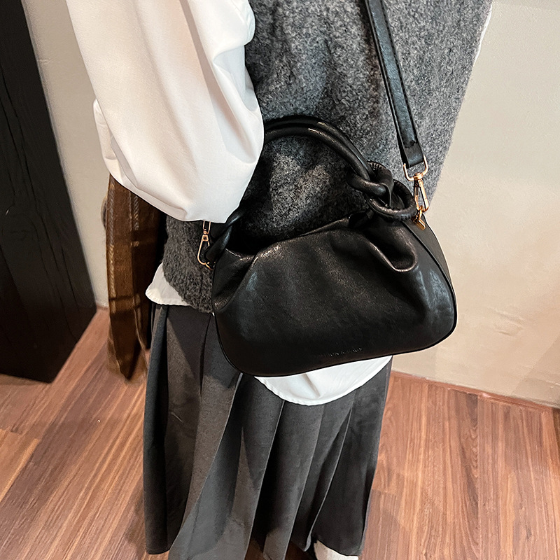 The 2024 new folding fashion small handbag for women, a retro, casual, simple and versatile commuter crossbody bag Application Scenario