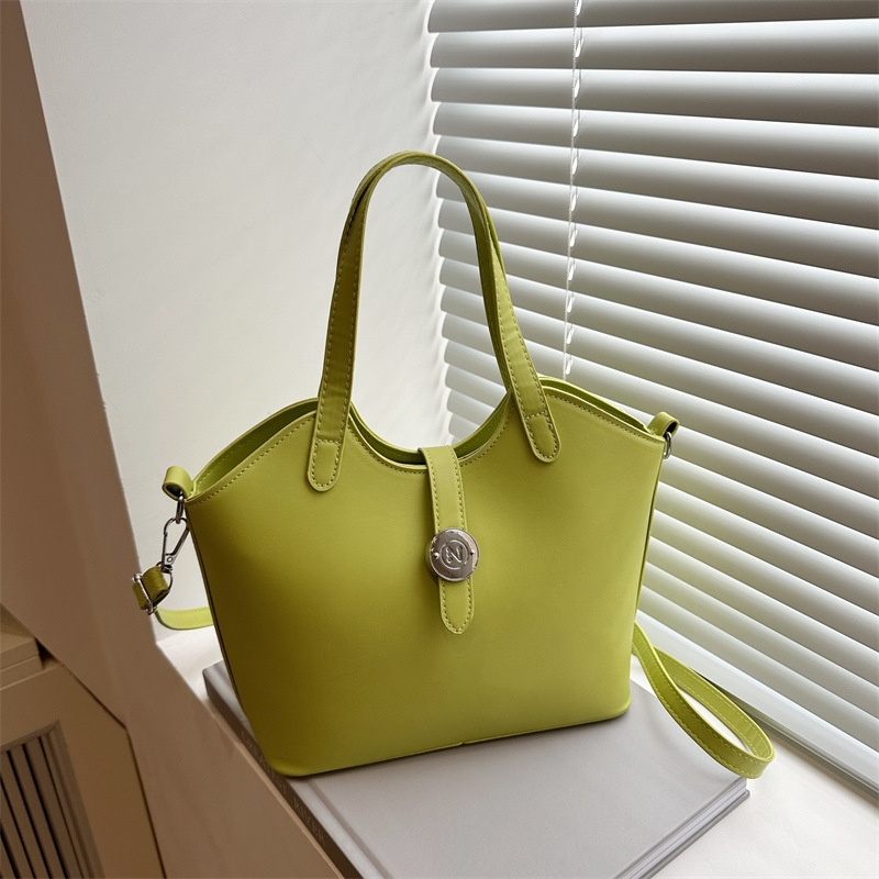 A retro and niche design basket handbag for women, a new simple silk scarf commuting large-capacity single-shoulder crossbody bag full figure