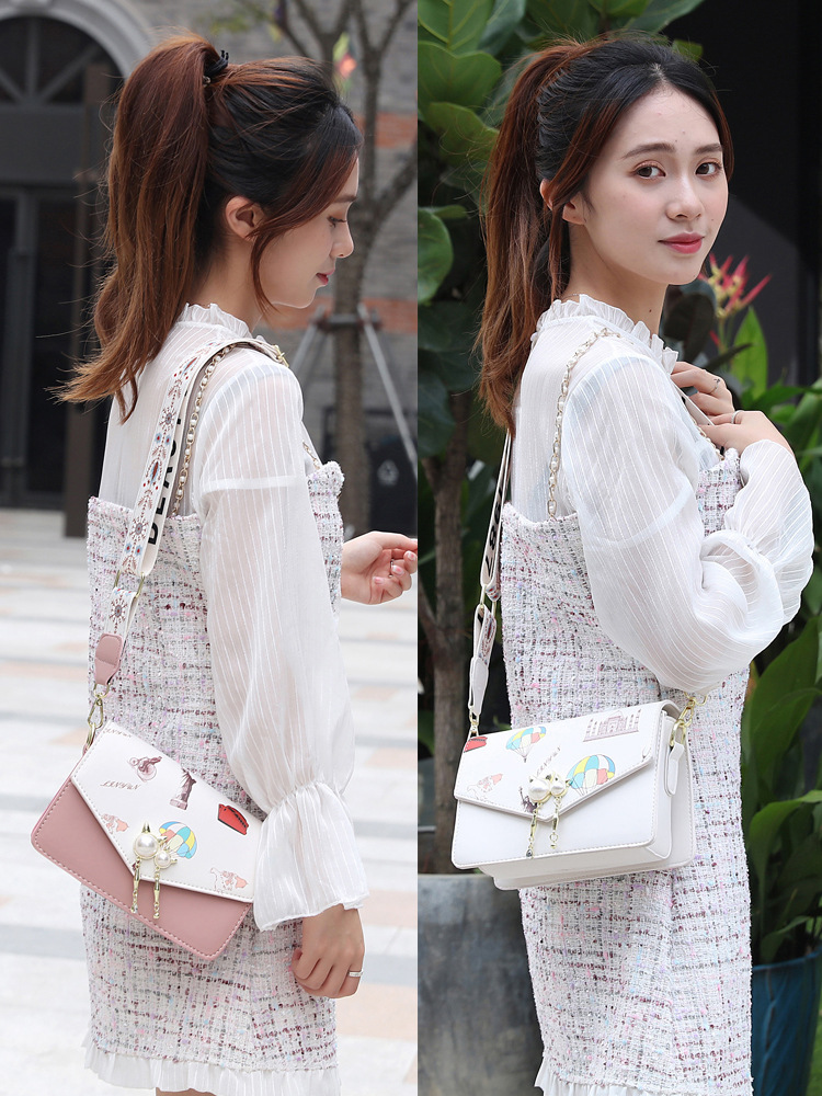 The 2022 new summer fashion crossbody bag for women is fashionable, youthful and fresh. It's a trendy student graffiti square bag Application Scenario
