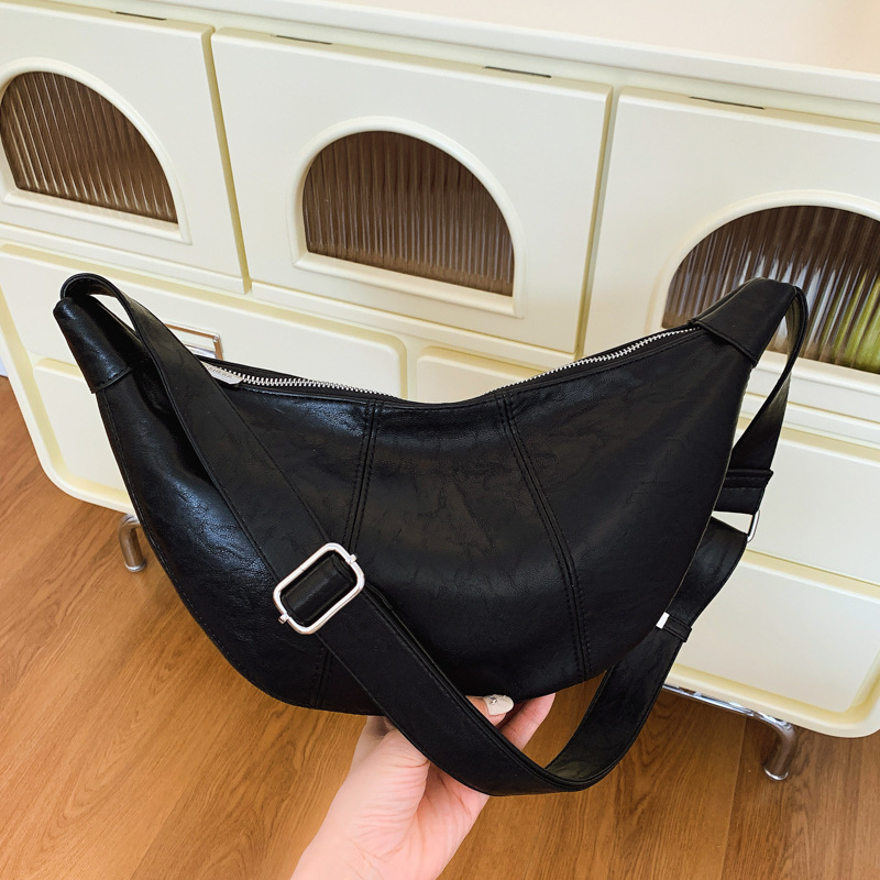 A large-capacity retro dumpling bag for women, a new 2025 trendy and laid-back style single-shoulder bag, a niche commuting crossbody horn bag full figure