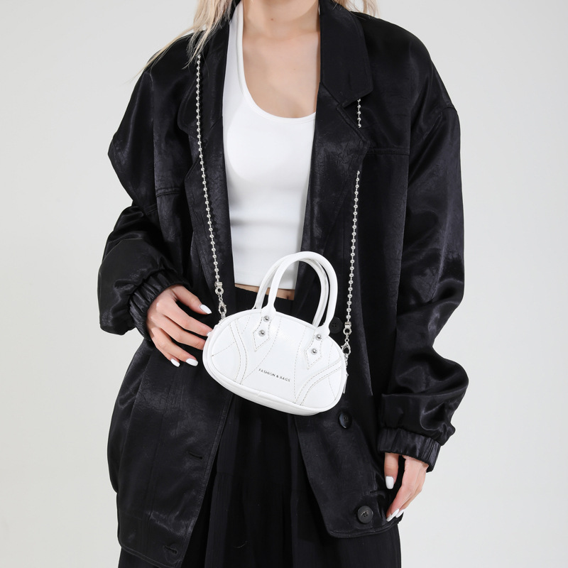 The 2025 new fashion casual commuting chain hand-held pillow bag is a unique single-shoulder crossbody bag with a unique design for women Application Scenario