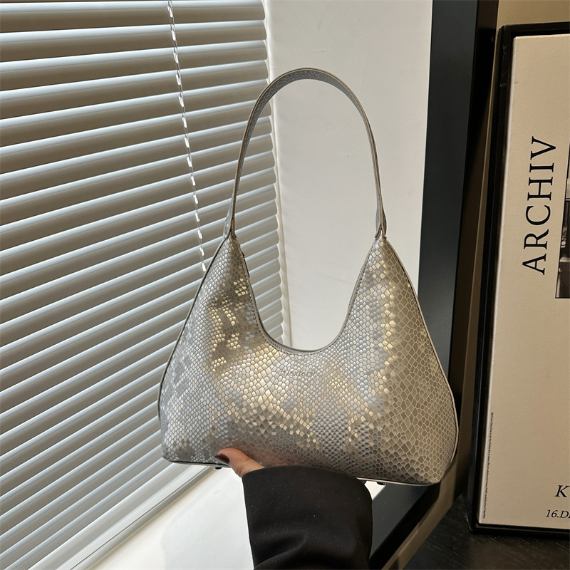 This year, the new fashion and niche chain single-shoulder armpit bag of "Bag Women's Summer 2025" is popular. The crossbody dumpling bag is in vogue full figure