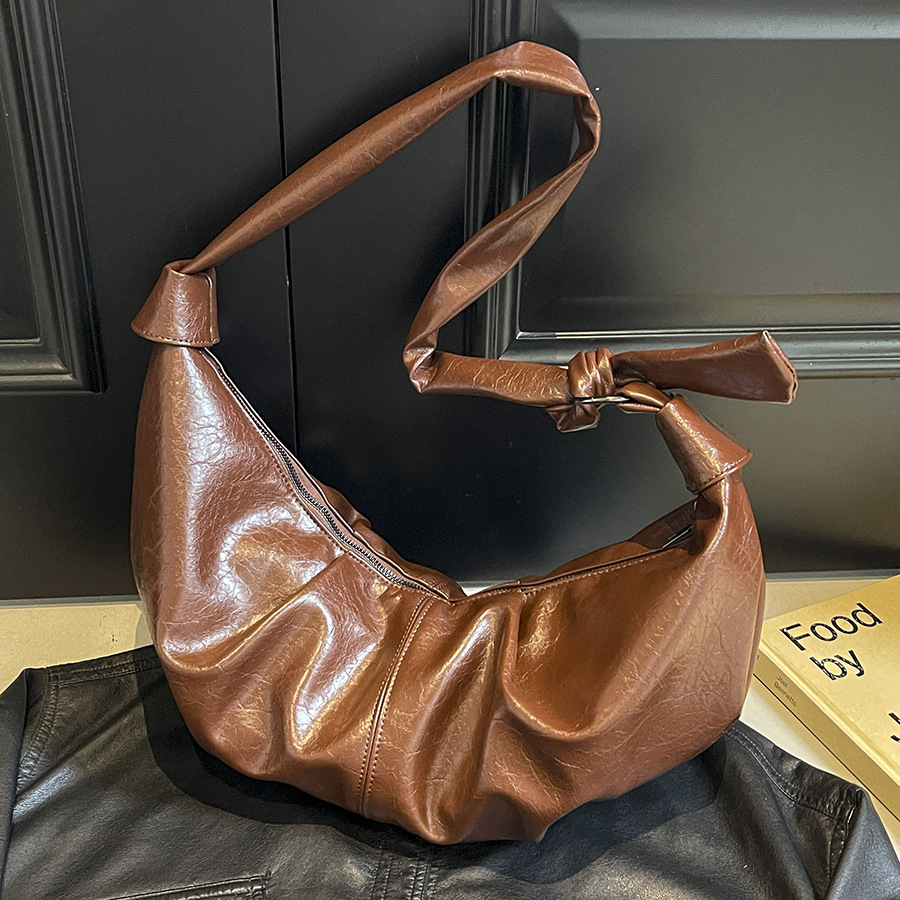 A niche design bag for women in 2024, a trendy and versatile single-shoulder underarm bag with a high-end and stylish look. It's a large crossbody bag full figure
