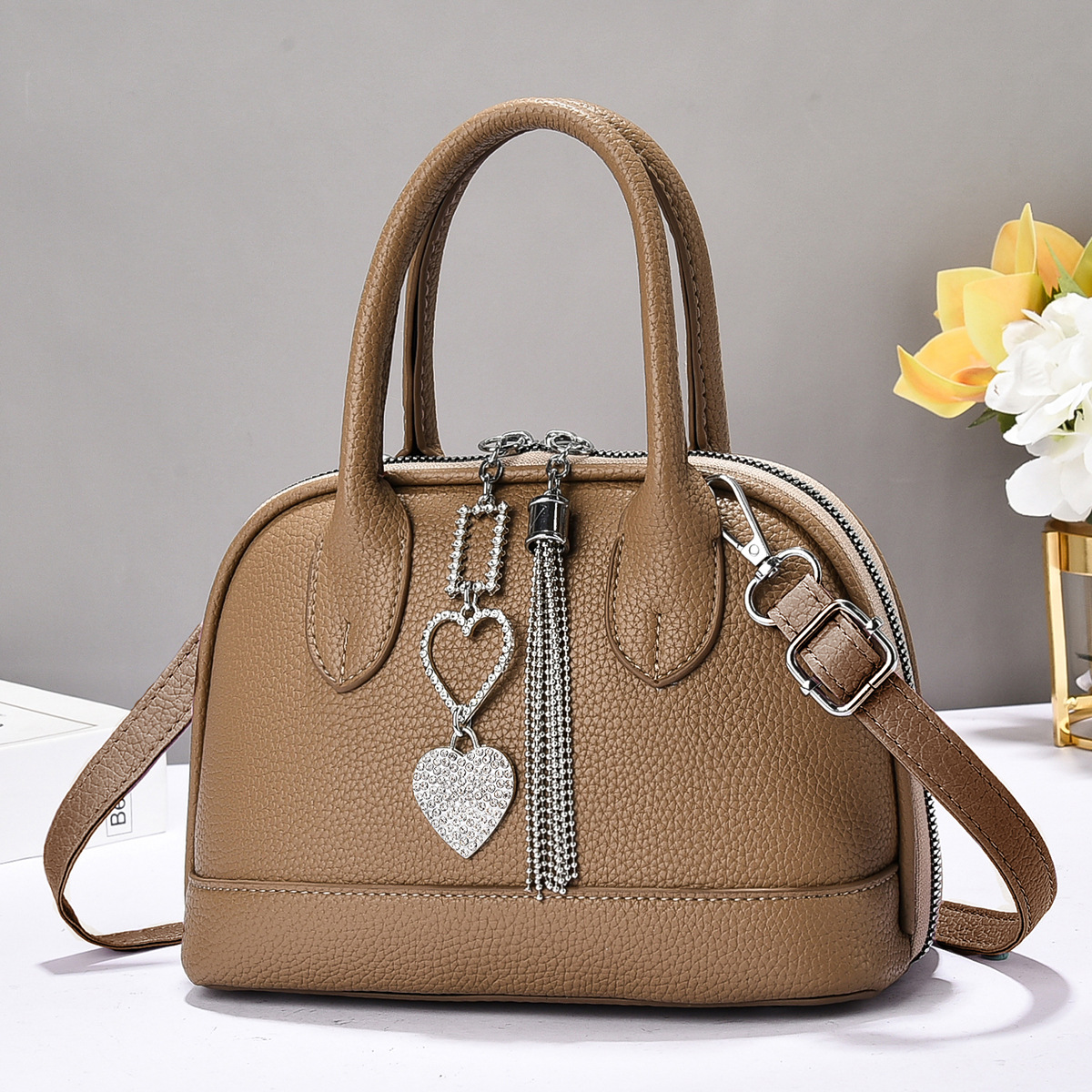 Brand women's bag 2025 new model Boston bag, solid color grainy, single-shoulder crossbody shell bag, fashionable and small for commuting details Picture