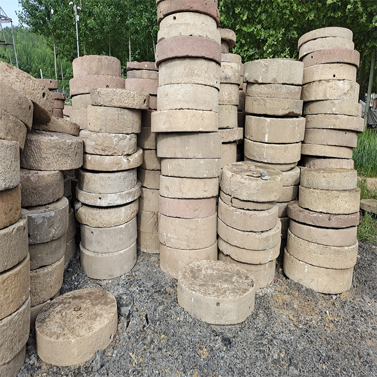 Old grinding discs, old grinding plates, scenic spots, parks, courtyards, villas, stepping stones, treads, old objects, paving grinding discs, old stone mills details Picture