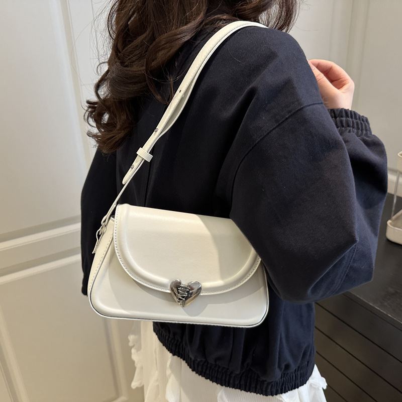 French niche high-end underarm bag for women 2025 new style, fashionable heart lock buckle small square bag, versatile shoulder bag details Picture